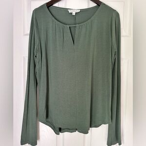 Long sleeve key hole top